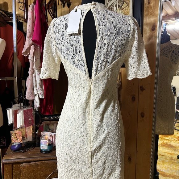 Cream Floral Lace Mini Dress NWT Size Medium - Picture 4 of 11